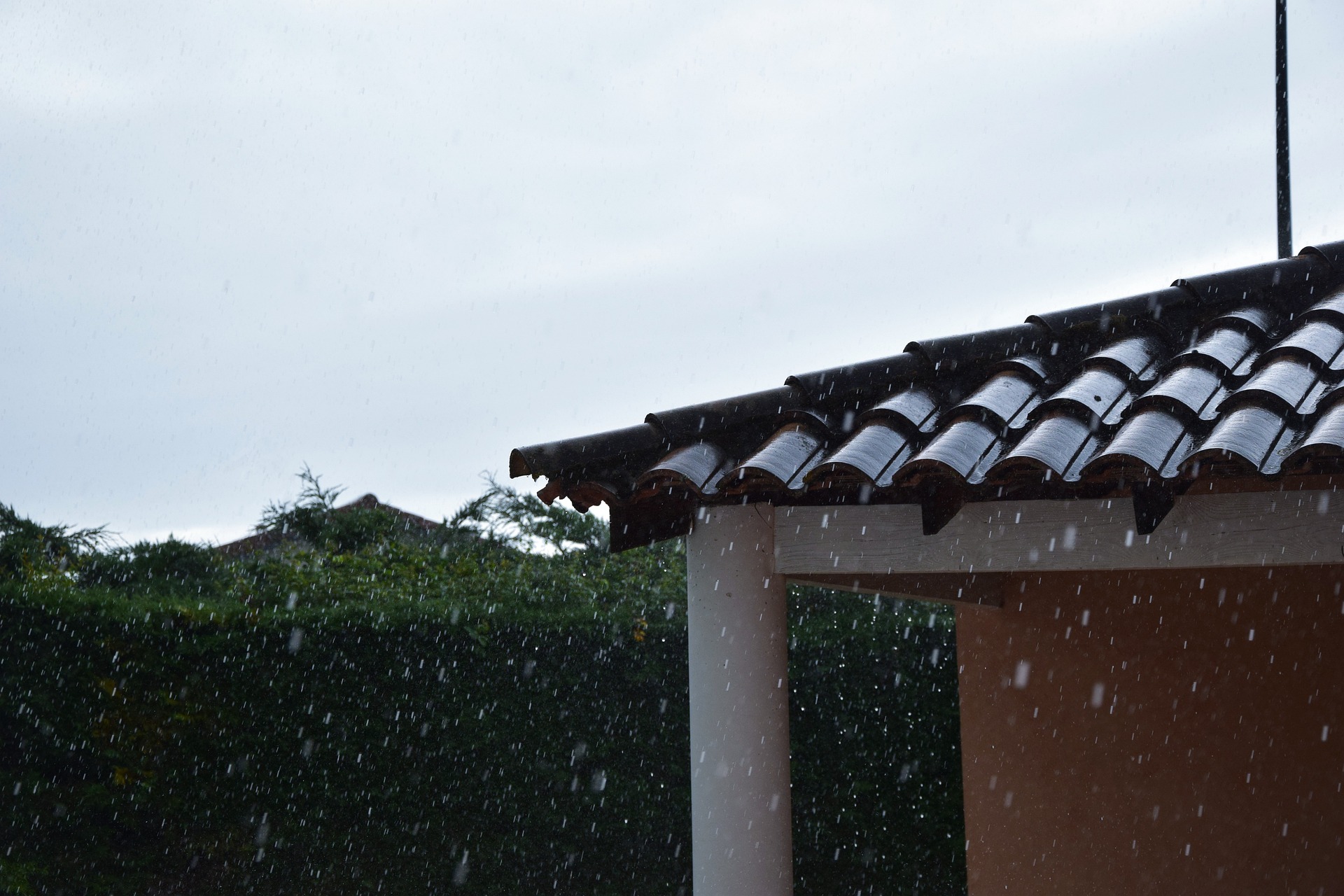 Kosze dachowe: kluczowy element odprowadzania wody z dachu
